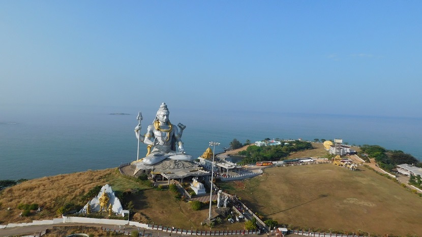 siva statue next to murudeshwar beach